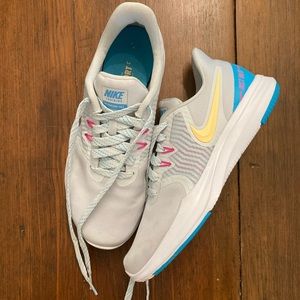 Nike women’s size 7 training TR8 shoes